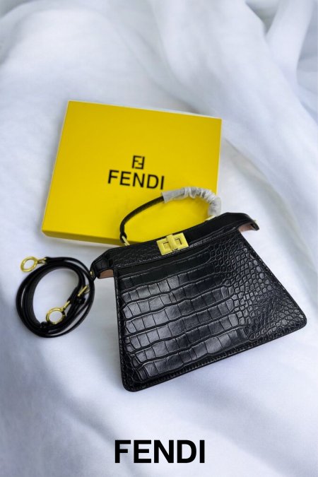 شنطة - Fendi Peekaboo / شامل علبة 